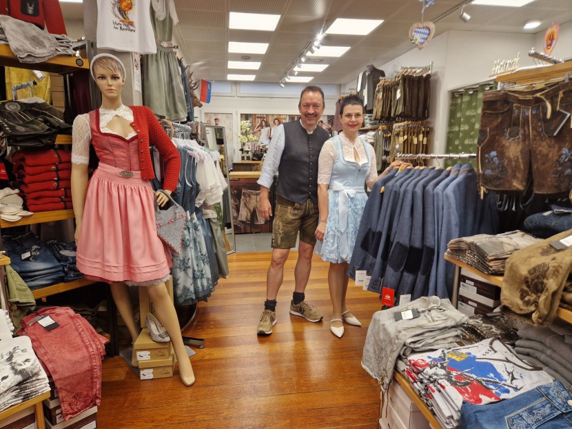 Dirndl und Lederhosen